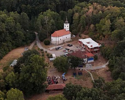 КЊИЖЕВНО ВЕЧЕ У ПОРТИ МАНАСТИРА ПИНОСАВА