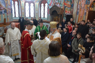 СВЕТА АРХИЈЕРЕЈСКА ЛИТУРГИЈА У ЛАПОВУ И ОСВЕЋЕЊЕ КРСТИОНИЦЕ СА ПАЛИОНИЦОМ СВЕЋА