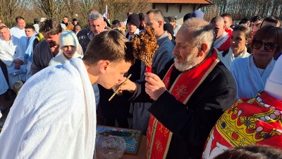 ПЛИВАЊЕ ЗА БОГОЈАВЉЕНСКИ ЧАСНИ КРСТ ОДРЖАНО ПО 19. ПУТ У МЛАДЕНОВЦУ