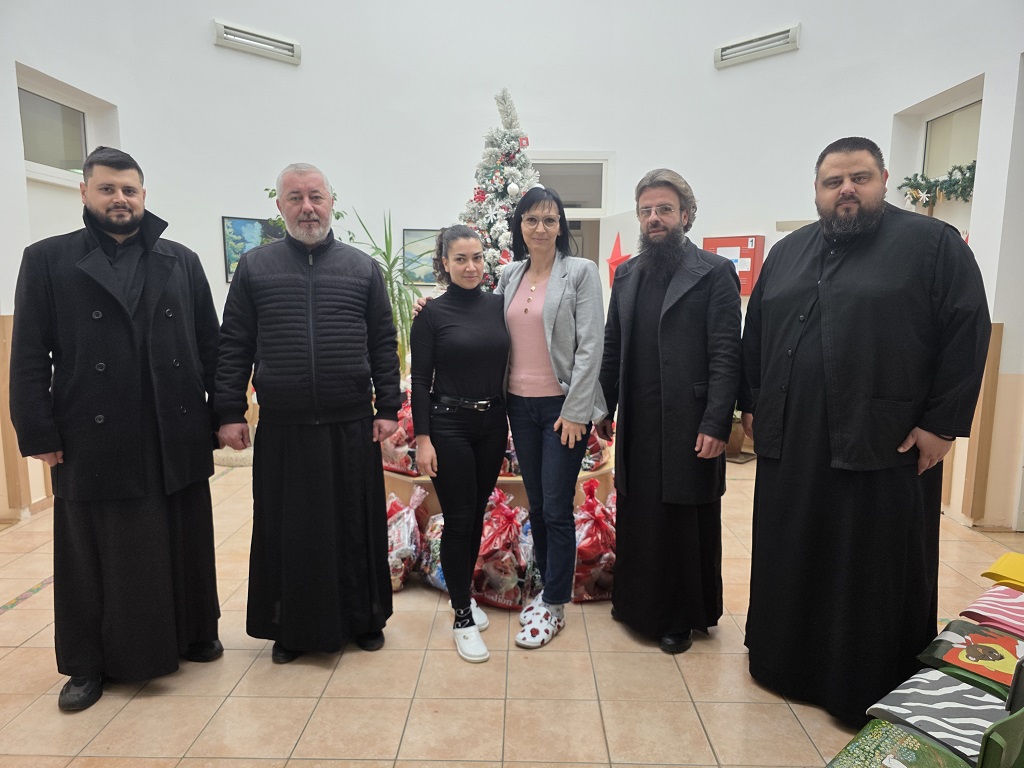 СВЕШТЕНИЦИ ХРАМА СВЕТЕ ПЕТКЕ ПОСЕТИЛИ УСТАНОВУ "ПУЖ" У СМЕДЕРЕВСКОЈ ПАЛАНЦИ