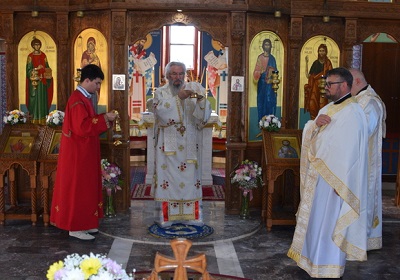 СВЕТА АРХИЈЕРЕЈСКА ЛИТУРГИЈА У ХРАМУ СВЕТОГ ВЕЛИКОМУЧЕНИКА ПАНТЕЛЕЈМОНА У КРАГУЈЕВАЧКОМ НАСЕЉУ СТАНОВО