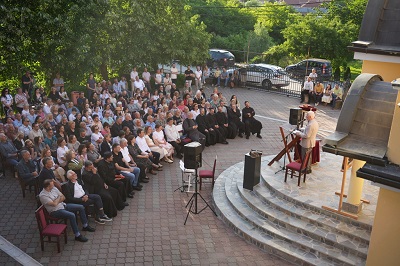 АКАДЕМИК МАТИЈА БЕЋКОВИЋ ОДРЖАО ПЕСНИЧКО ВЕЧЕ У ДУХОВНОМ ОКРИЉУ СВЕТОСАВСКИХ ЈУБИЛЕЈА