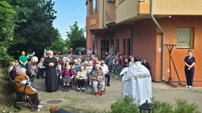 СВЕТА ЛИТУРГИЈА У ДОМУ ЗА СТАРЕ „ЛУГ“ У КОВАЧЕВЦУ